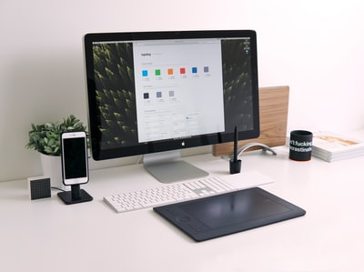 雷霆iMac、键盘和触控板在白色桌面上的特写照片